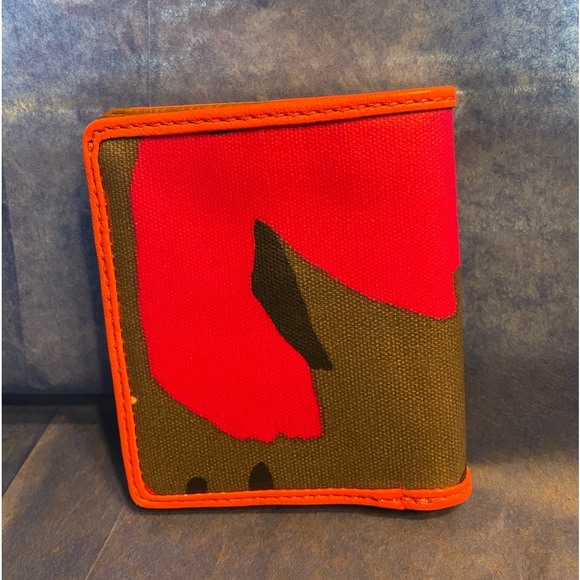 Fossil’s Abstract Designed PVC Coated Textile Folding Wallet - Picture 2 of 10